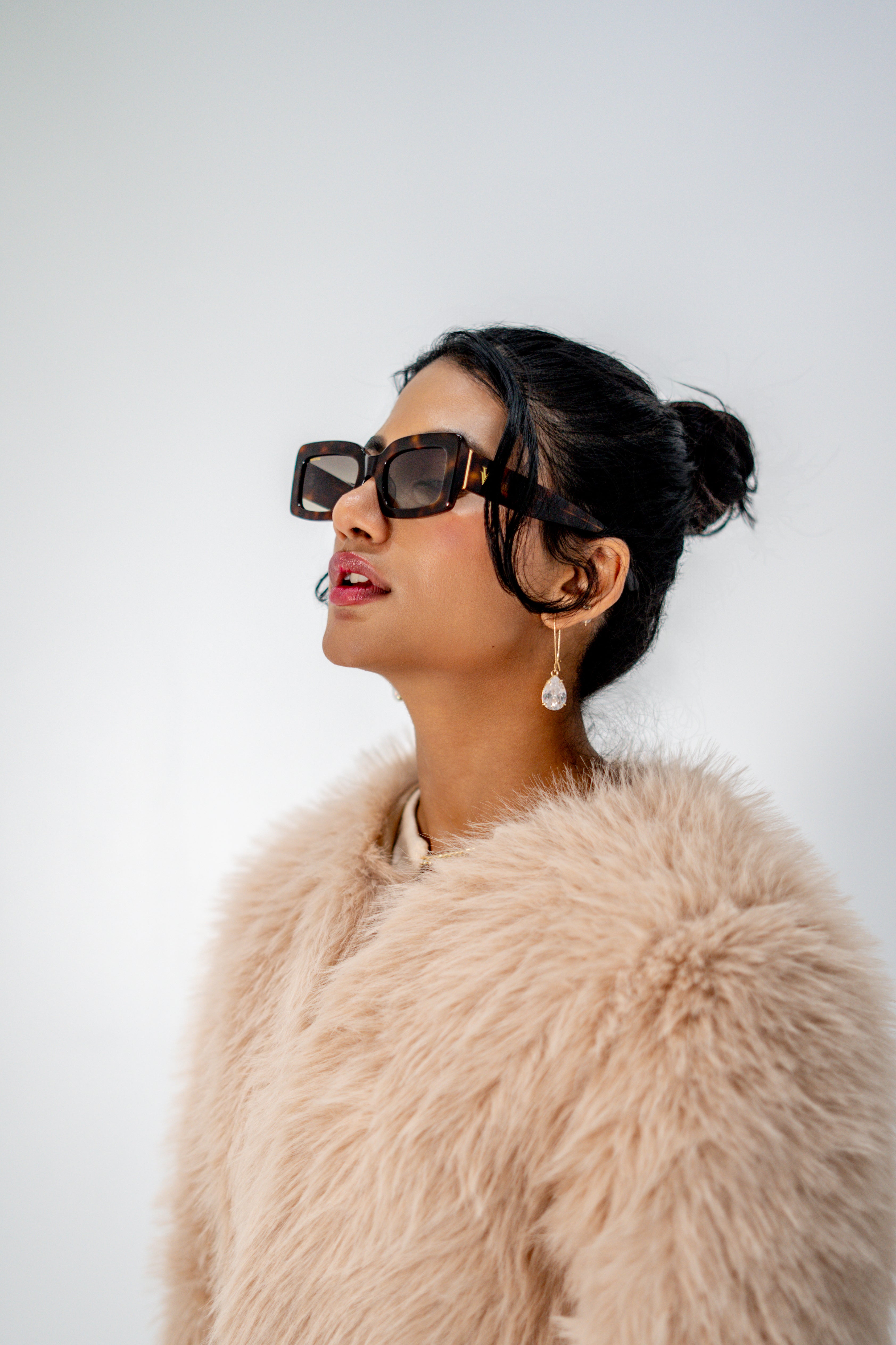 Model wearing tortoise shell sunglasses with polarized lenses