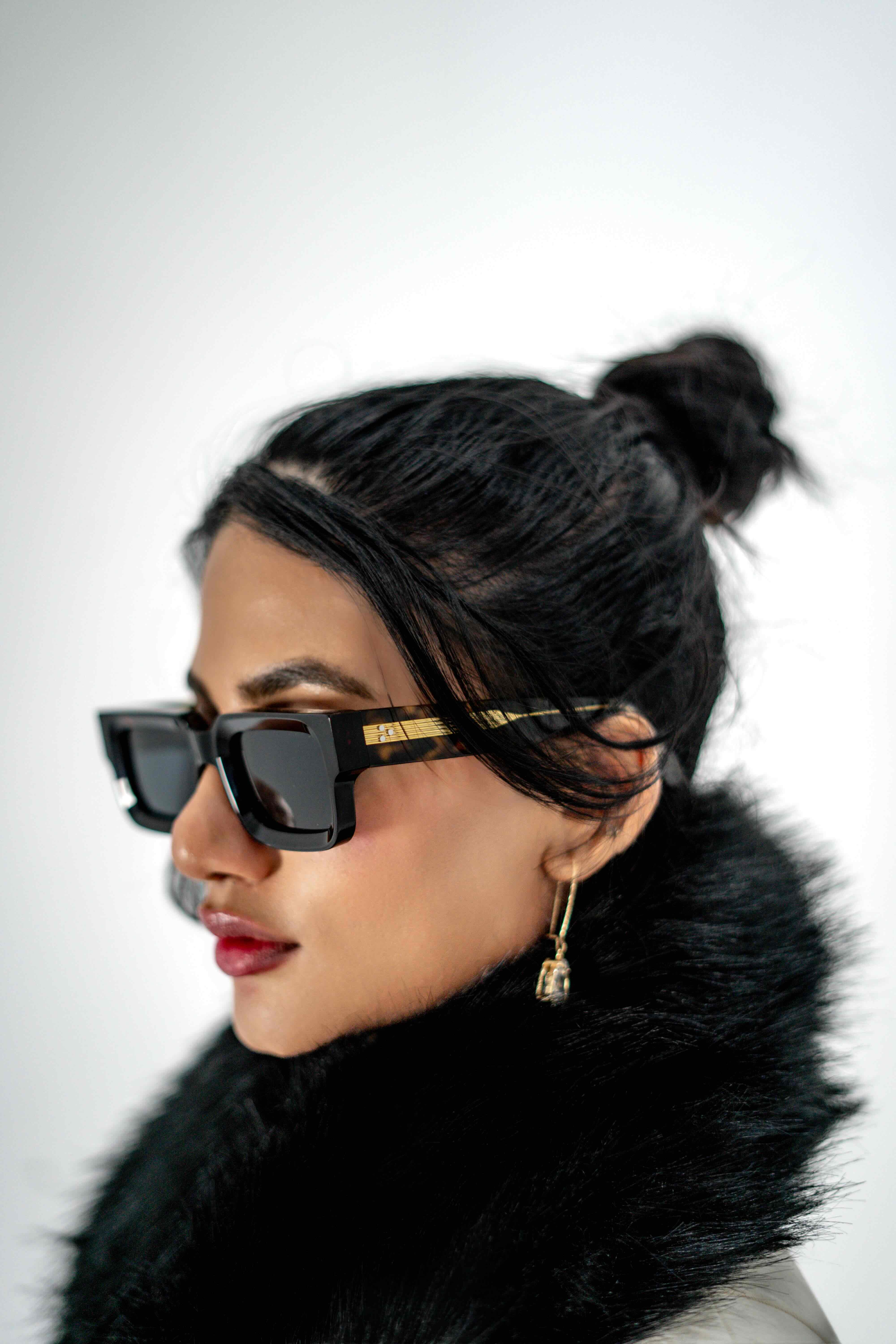 Model wearing Verre Noire Tortoise Elite sunglasses
