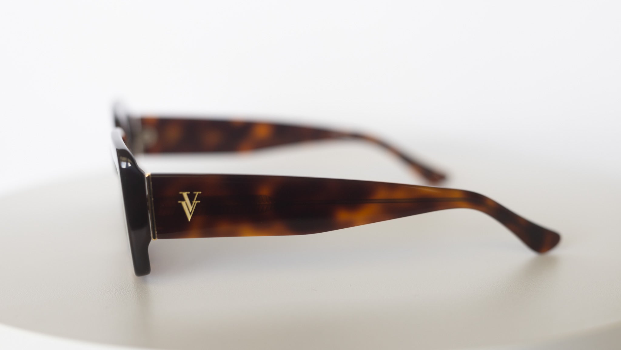 Tortoise shell square sunglasses – side view